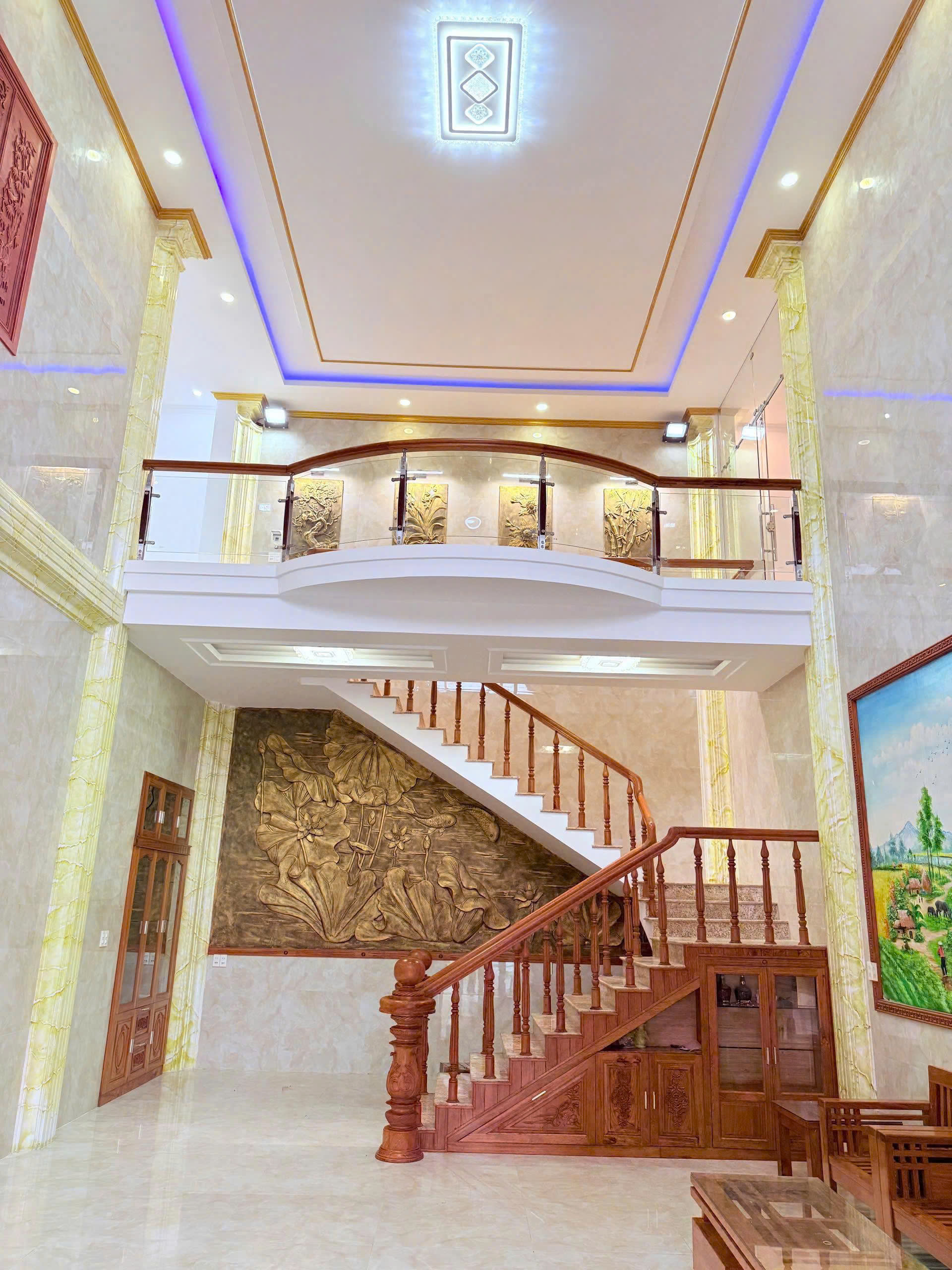 Cầu thang gỗ và phù điêu thực tế